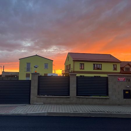 Apartment Golden Prague 78 Vestec  المظهر الخارجي الصورة