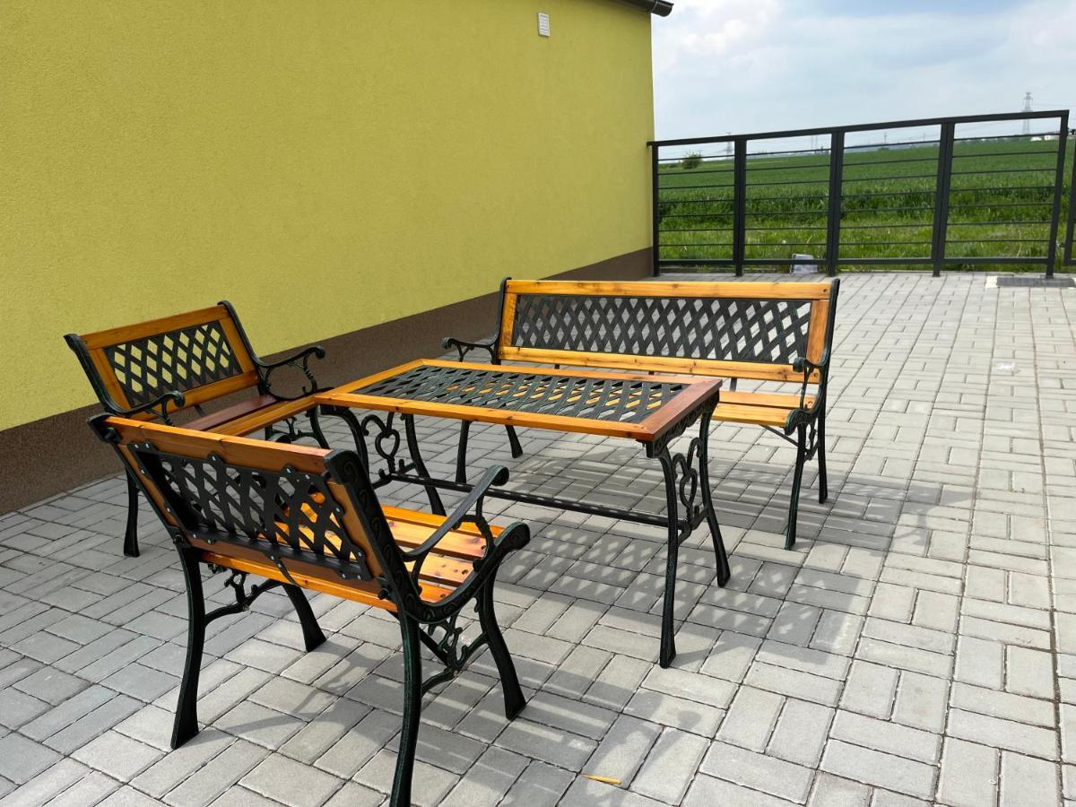 Apartment Golden Prague 78 Vestec  المظهر الخارجي الصورة